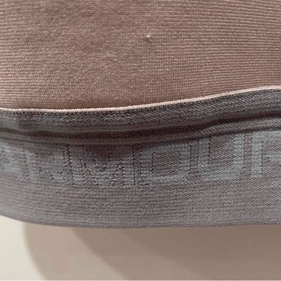 Under Armour sports bra size 
•high support
•adjustable comfortable straps - Picture 3 of 6